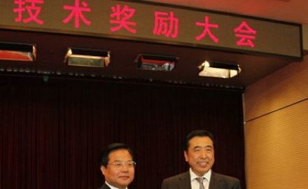 Yuan Zhong Xue Won the Top Prize of 2013 Qingdao Science and Technology Award