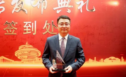 Guan Bingzheng, Chairman of the Board of MESNAC, Honored as “A Rising Economic Star of Qingdao in 2022”